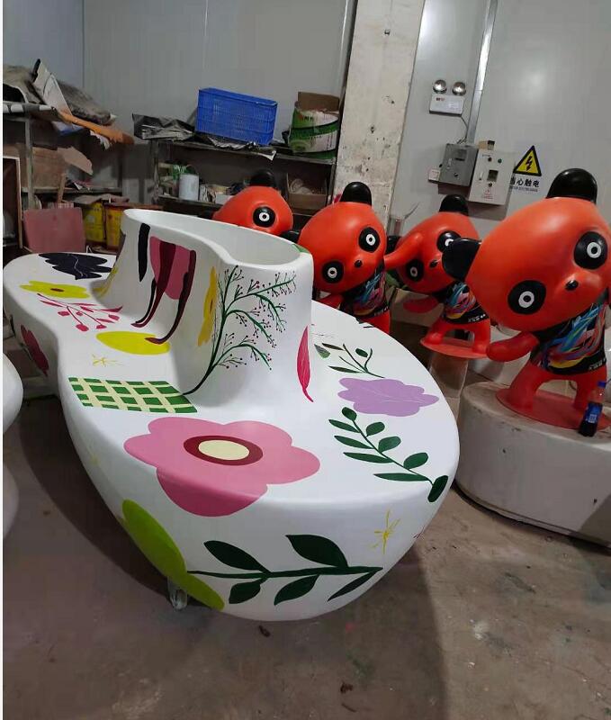 福建項目定制的心形彩繪玻璃鋼花盆座椅生產(chǎn)制作完成了 福建項目定制的心形彩繪玻璃鋼花盆座椅生產(chǎn)制作完成了